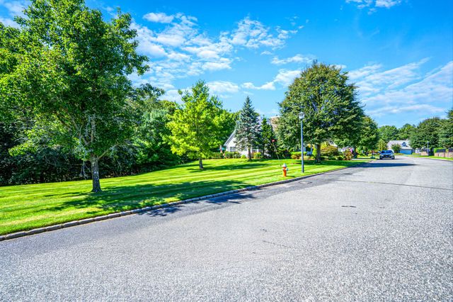 90 Golden Spruce Drive, Calverton, NY 11933