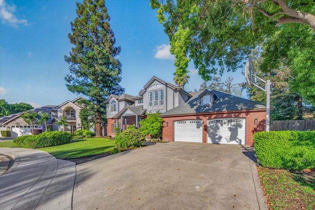 2976 Holly Avenue, Clovis, CA 93611