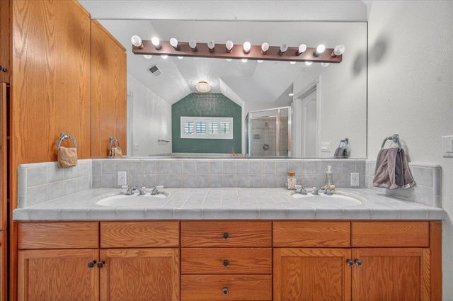 2976 Holly Avenue, Clovis, CA 93611