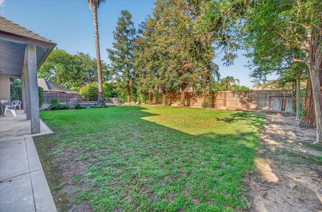 2976 Holly Avenue, Clovis, CA 93611