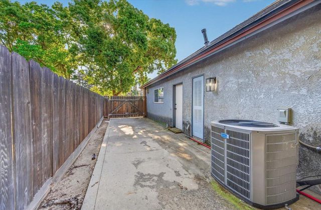 2976 Holly Avenue, Clovis, CA 93611