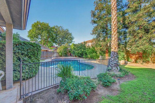2976 Holly Avenue, Clovis, CA 93611