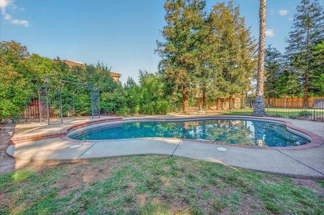2976 Holly Avenue, Clovis, CA 93611