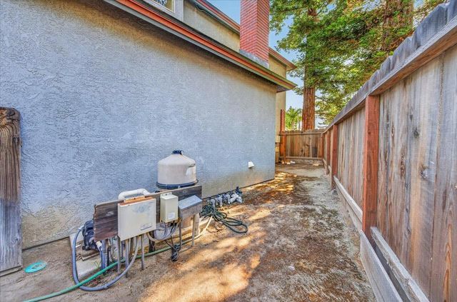 2976 Holly Avenue, Clovis, CA 93611