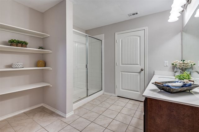 542 Clearlake Drive, Waxahachie, TX 75165