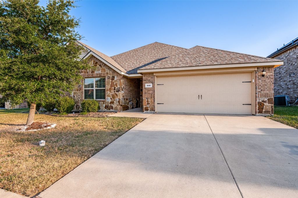 542 Clearlake Drive, Waxahachie, TX 75165