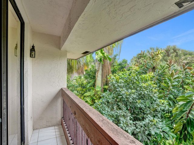9280 Sabal Ridge Circle B, Boca Raton, FL 33428