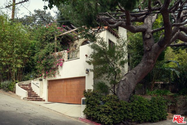 8515 Ridpath Drive, Los Angeles, CA 90046