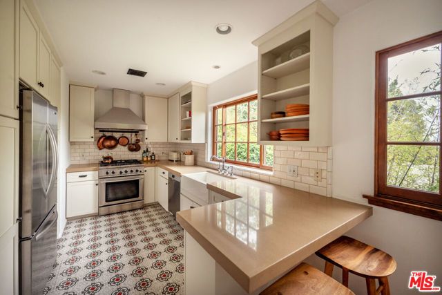 8515 Ridpath Drive, Los Angeles, CA 90046