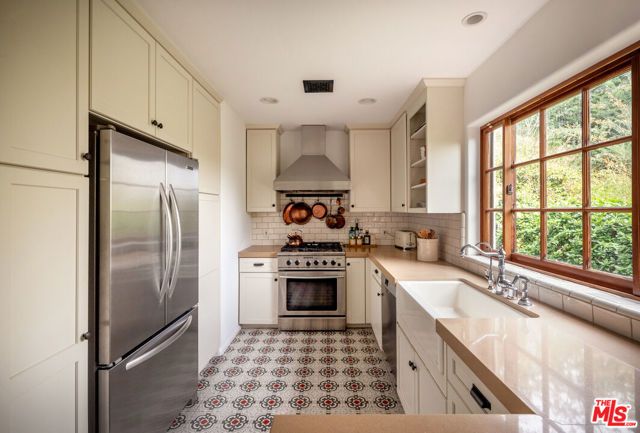 8515 Ridpath Drive, Los Angeles, CA 90046