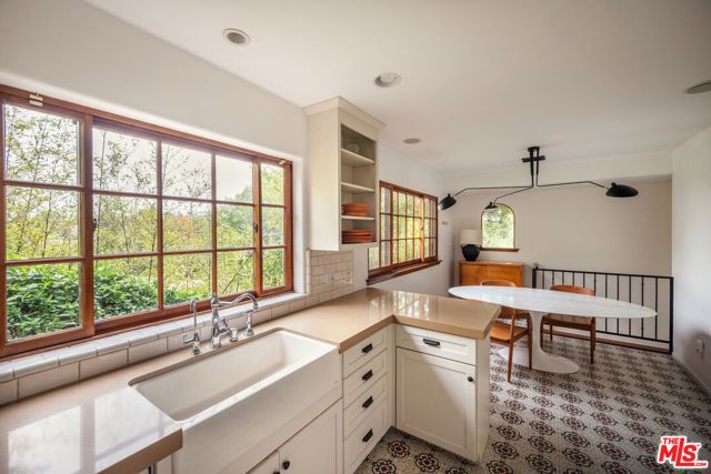 8515 Ridpath Drive, Los Angeles, CA 90046