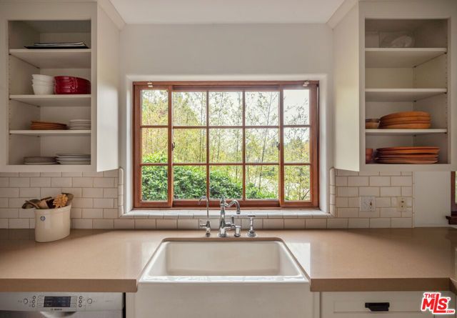 8515 Ridpath Drive, Los Angeles, CA 90046