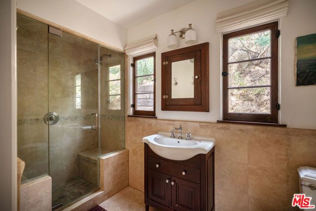 8515 Ridpath Drive, Los Angeles, CA 90046