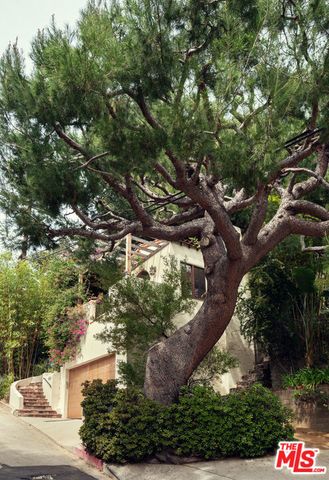 8515 Ridpath Drive, Los Angeles, CA 90046