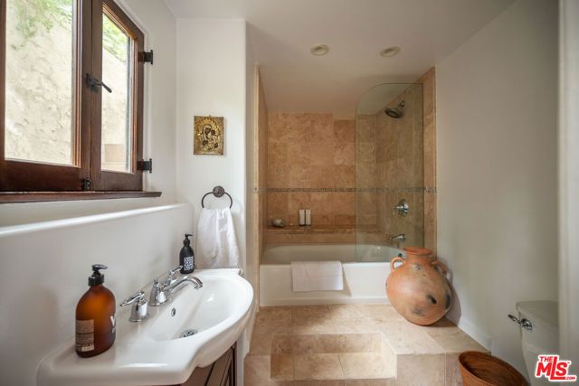 8515 Ridpath Drive, Los Angeles, CA 90046