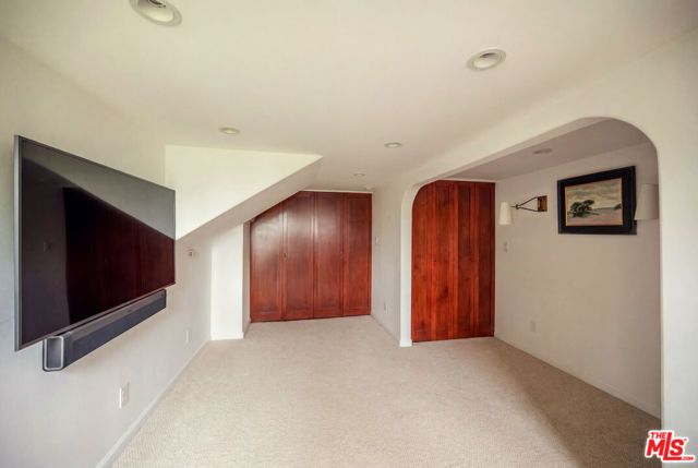 8515 Ridpath Drive, Los Angeles, CA 90046