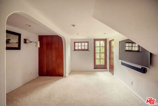 8515 Ridpath Drive, Los Angeles, CA 90046