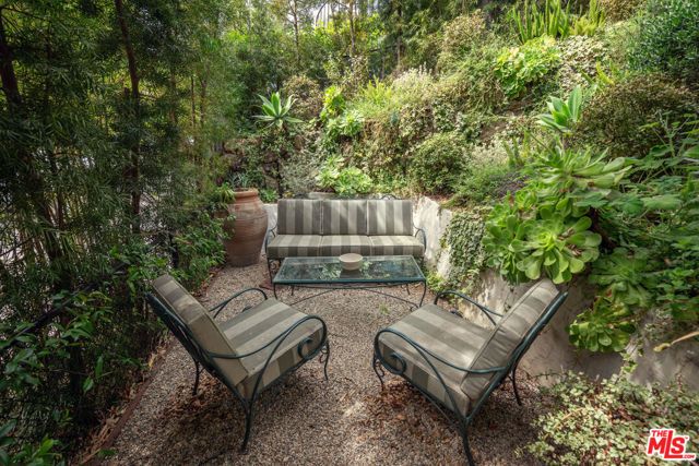 8515 Ridpath Drive, Los Angeles, CA 90046