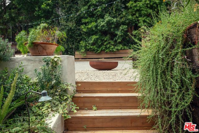 8515 Ridpath Drive, Los Angeles, CA 90046