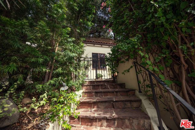 8515 Ridpath Drive, Los Angeles, CA 90046