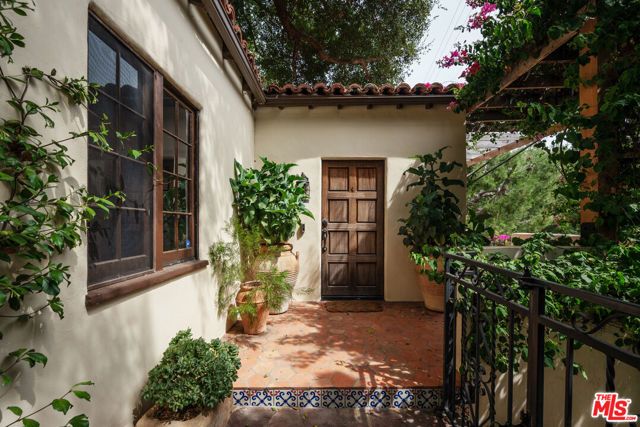 8515 Ridpath Drive, Los Angeles, CA 90046