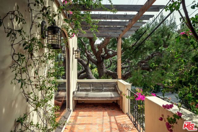 8515 Ridpath Drive, Los Angeles, CA 90046