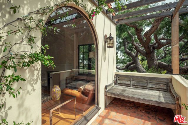 8515 Ridpath Drive, Los Angeles, CA 90046