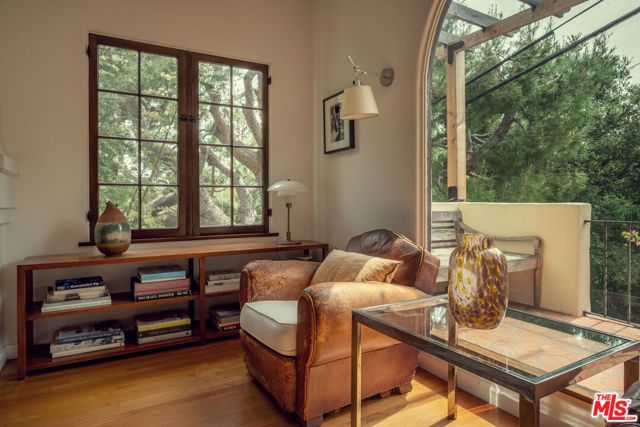 8515 Ridpath Drive, Los Angeles, CA 90046