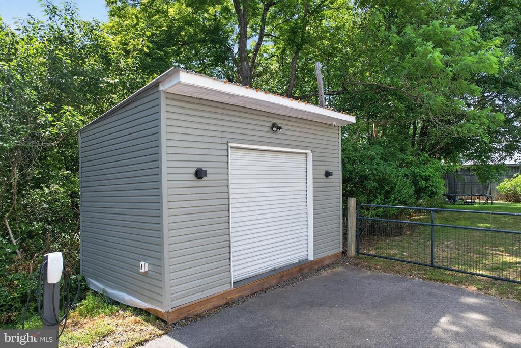 Image 21 of property listing at 2715 LOWER MARLBORO RD, Owings, MD 20736
