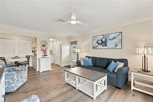 330 Kon Tiki DR D6, Naples, FL 34113