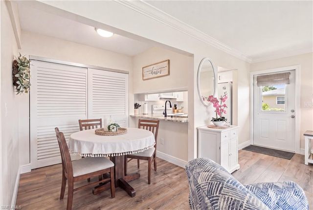 330 Kon Tiki DR D6, Naples, FL 34113