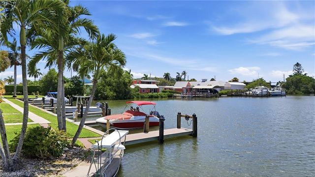 330 Kon Tiki DR D6, Naples, FL 34113