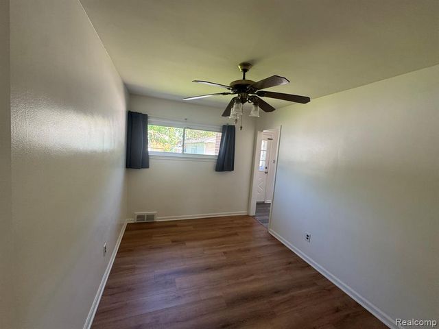 8300 Lochdale Street, Dearborn Heights, MI 48127