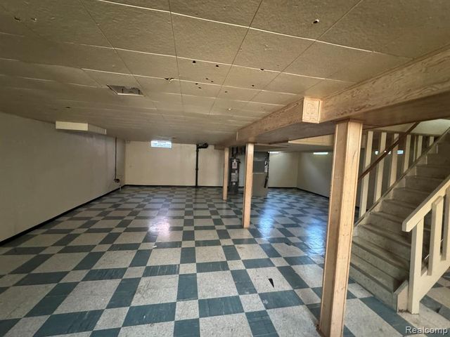 8300 Lochdale Street, Dearborn Heights, MI 48127