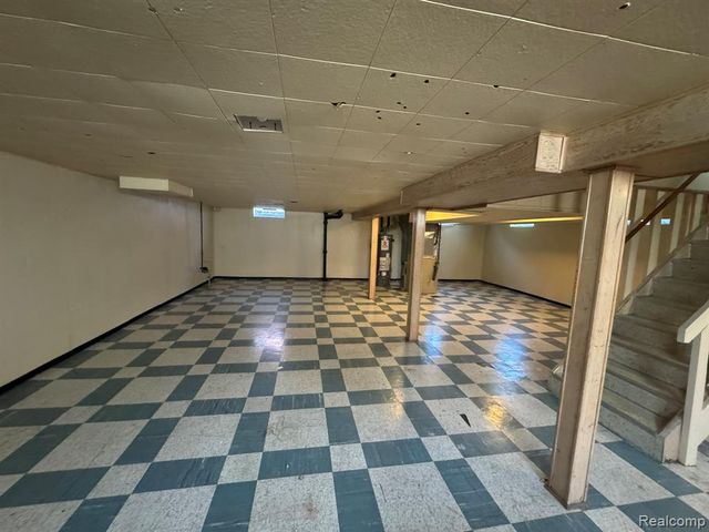 8300 Lochdale Street, Dearborn Heights, MI 48127