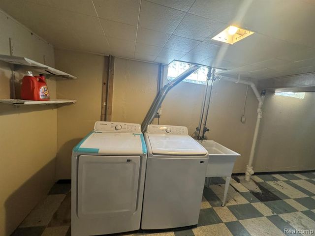 8300 Lochdale Street, Dearborn Heights, MI 48127