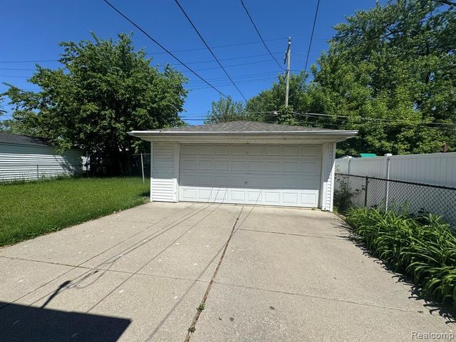 8300 Lochdale Street, Dearborn Heights, MI 48127