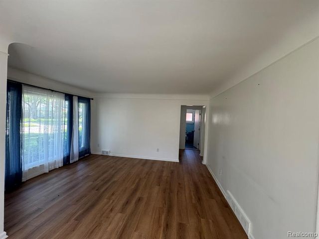 8300 Lochdale Street, Dearborn Heights, MI 48127