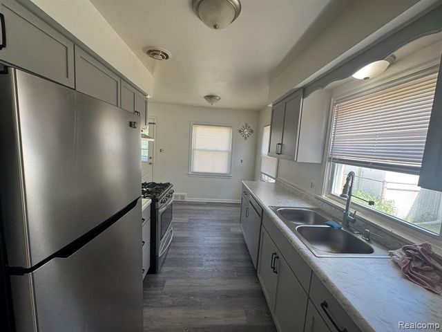 8300 Lochdale Street, Dearborn Heights, MI 48127