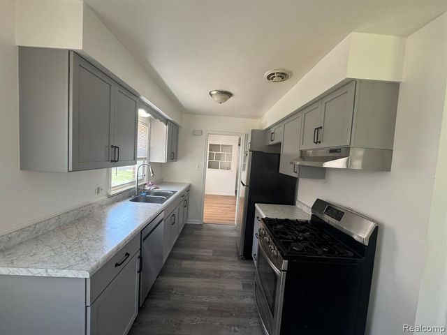 8300 Lochdale Street, Dearborn Heights, MI 48127