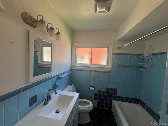 8300 Lochdale Street, Dearborn Heights, MI 48127