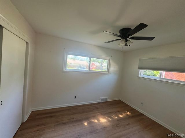 8300 Lochdale Street, Dearborn Heights, MI 48127