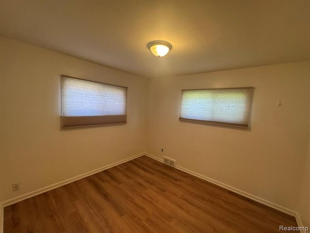 8300 Lochdale Street, Dearborn Heights, MI 48127