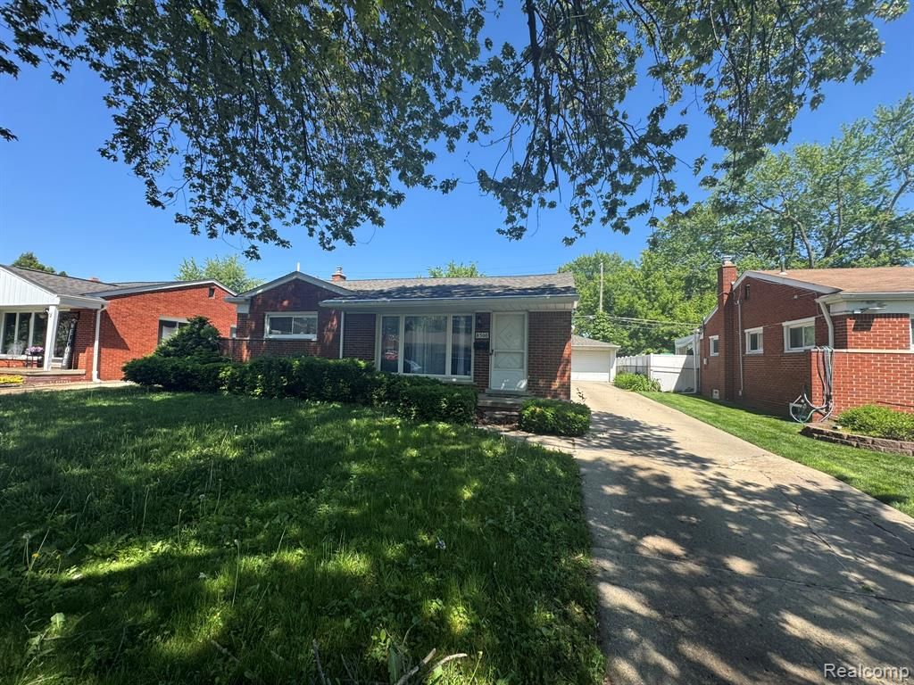 8300 Lochdale Street, Dearborn Heights, MI 48127