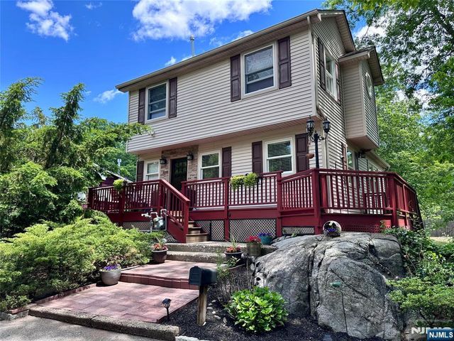 13 Oak Street, Wanaque, NJ 07420