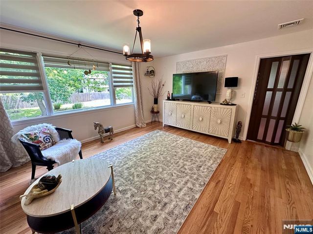13 Oak Street, Wanaque, NJ 07420