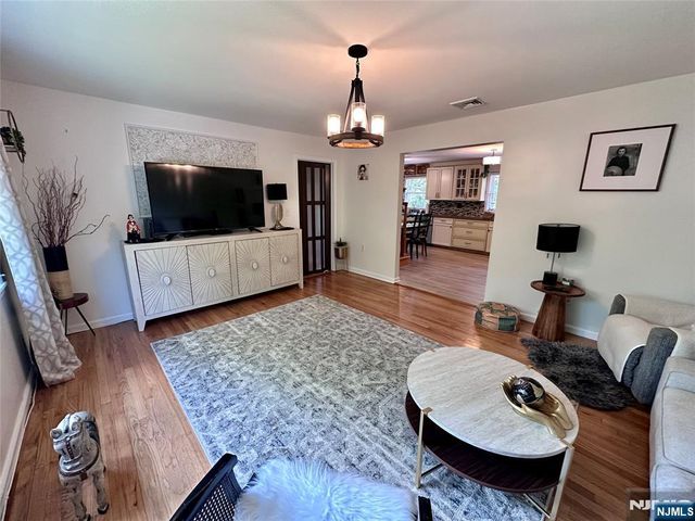 13 Oak Street, Wanaque, NJ 07420