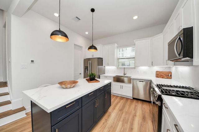 2426 Ella Boulevard, Houston, TX 77008