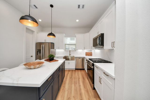 2426 Ella Boulevard, Houston, TX 77008