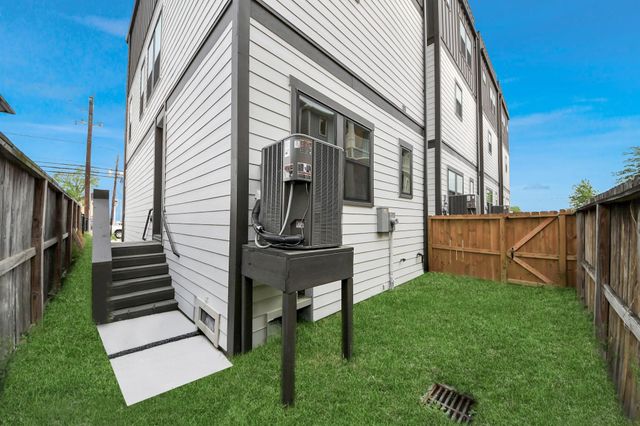 2426 Ella Boulevard, Houston, TX 77008